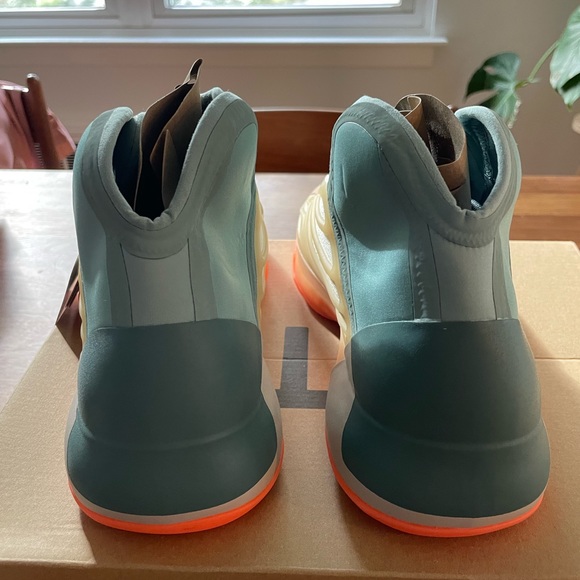 Yeezy QNTM “Hi-Res Coral”. - Picture 9 of 10